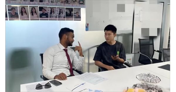 Un cliente de Etiopía visita TITAN para negociar un remolque cisterna de cemento