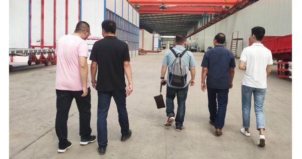 Clientes indonesios visitan la fábrica TITAN de remolques de plataforma y plataforma baja
