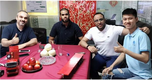 Cliente de Mauritania revisó el semirremolque volquete en la fábrica TITAN