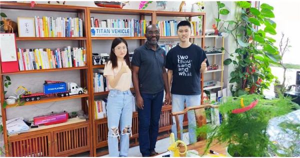 Cliente del Congo visita un remolque cisterna de combustible personalizado de 75.000 litros