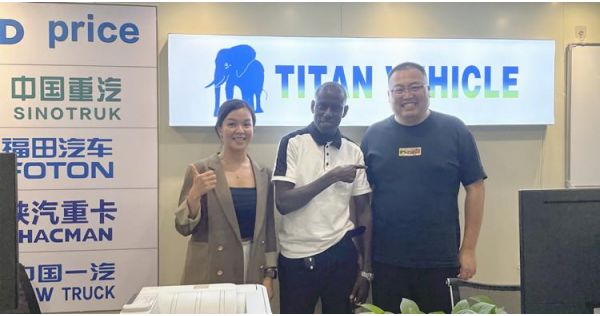 Un cliente senegalés visitó la oficina de TITAN en Guangzhou y quiso comprar un remolque de plataforma