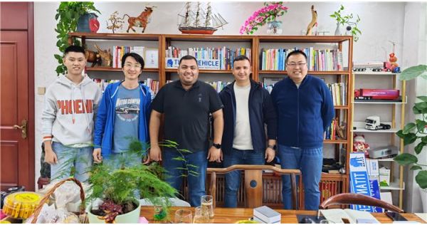 Un cliente de Turkmenistán visitó una fábrica y compró un camión cisterna de agua Howo 6x4