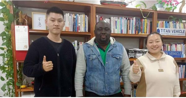Cliente de Ghana visitó TITAN y encargó un remolque de tres ejes