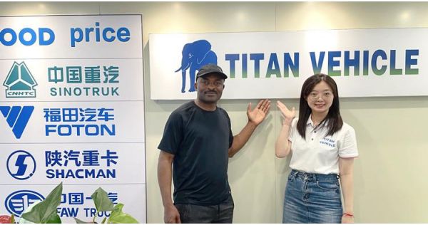 Cliente visita la oficina de TITAN en Guangzhou para adquirir un remolque de plataforma de tres ejes