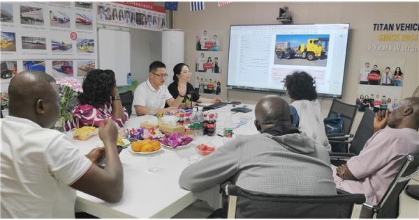 ¿Por qué los clientes de Nigeria compran el camión Sinotruk Howo 400 de China para transportar el remolque de plataforma baja TITAN?