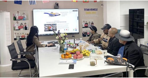 Los clientes africanos consultaron los detalles del remolque modular en la oficina de TITAN en Guangzhou