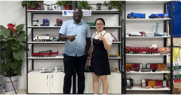 Viaje de un cliente de Angola en un semirremolque a China: compra de un semirremolque de plataforma extensible