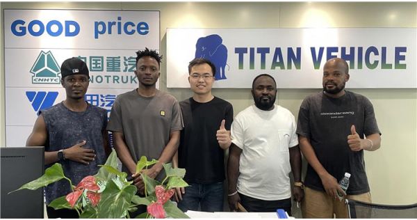 Un cliente de Benín compró un remolque de plataforma baja TITAN de 4 ejes y 100 T