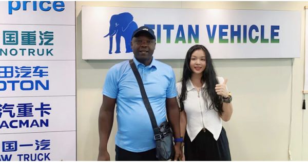 Un cliente de Trinidad llegó a Guangzhou TITAN Vehicle para comprar un remolque de plataforma baja de 100 toneladas
