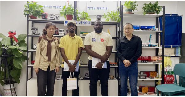 Los clientes de Zimbabwe pidieron un semirremolque esqueleto y llegaron a una cooperación a largo plazo con TITAN