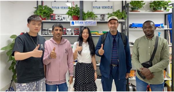 Clientes de los Emiratos Árabes Unidos visitaron TITAN y personalizaron un remolque extensible
