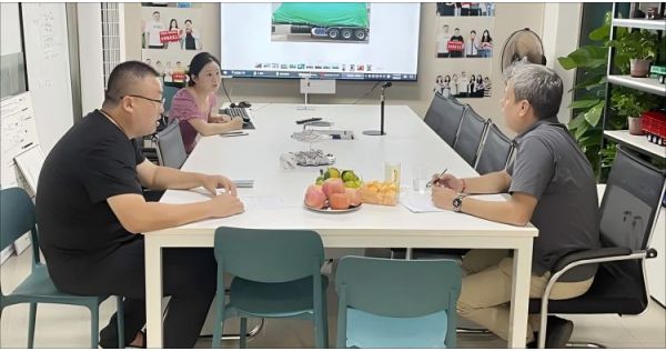 Clientes mexicanos visitaron vehículo TITAN y solicitaron remolques portavehículos de 2 ejes
