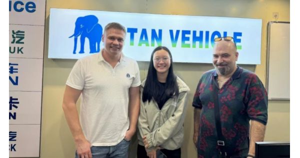 Cliente de Uzbekistán acude a TITAN Vehicle para comprar un semirremolque de carga a granel