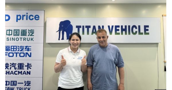 Cliente bielorruso viene a Titan Vehículo para comprar remolque de cemento a granel