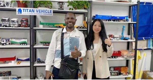 Cliente de Zimbabwe visita TITAN para adquirir un trieje con placa