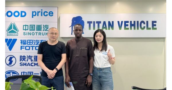 Cliente de Angola acude a TITAN Vehicle para comprar cisterna de gasolina