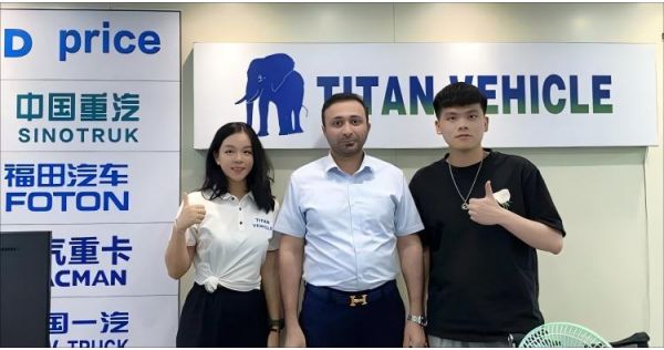 Un cliente visita TITAN para comprar un camión cisterna de cemento para los Emiratos Árabes Unidos