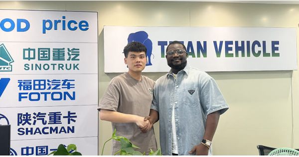 Clientes indonesios visitan TITAN VEHICLE para comprar un camión cisterna para cemento a granel