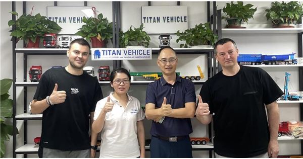 Clientes rusos adquirieron el remolque con cortina lateral TITAN