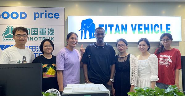 Clientes senegaleses visitan TITAN VEHICLE para comprar el trailer de descarga final