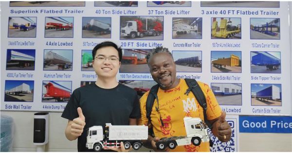 Un cliente agente de Zambia visitó TITAN y ordenó 20 juegos de camiones volquete Shacman F3000