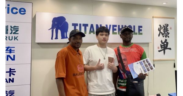 Invitados de Zimbabwe visitaron el vehículo TITAN para comprar un semirremolque de 3 ejes con valla