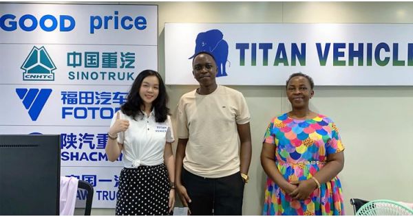 Cliente nigeriano visita TITAN para comprar un remolque de plataforma baja de 4 ejes