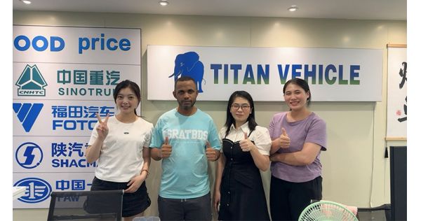 Los clientes de Sierra Leona acudieron a TITAN Vehicle para comprar un remolque cisterna para petróleo