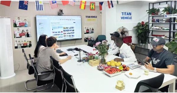 Clientes de Zimbabwe visitan TITAN para comprar un remolque de paredes laterales