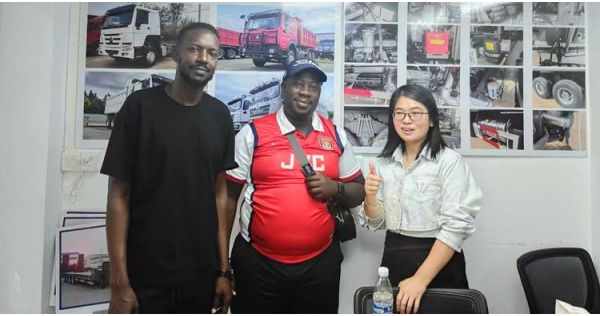 Los clientes de Zambia visitaron TITAN y solicitaron un camión volquete Howo