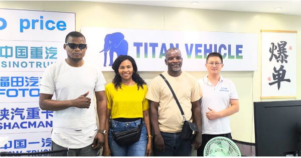 Clientes costarricenses acuden a la oficina de Titan Vehicle para solicitar remolque de carga de 4 ejes con valla