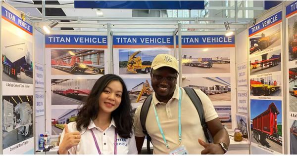 Los clientes de Yibuti encargaron remolques de plataforma a Titan Vehicle en la Feria de Cantón