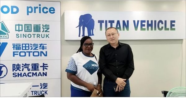 Clientes kenianos visitan Titan Vehicle para comprar un remolque de plataforma de 4 ejes