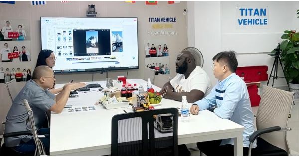 Los clientes de Mozambique compraron un camión volquete Howo 6x4 de TITAN VEHICLE