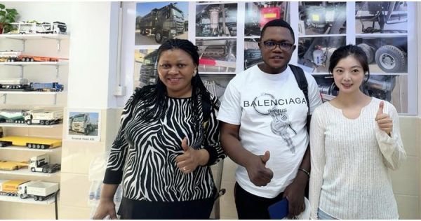 Los clientes de Zimbabwe visitan TITAN para comprar cabezales de camión Howo usados