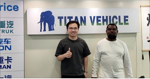 Clientes de Barbados visitan Titan Vehicle para comprar un semirremolque volquete de 4 ejes