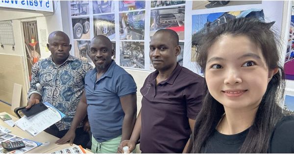 Los clientes jamaicanos acudieron a Titan Vehicle para comprar un remolque cisterna de combustible de 3 ejes
