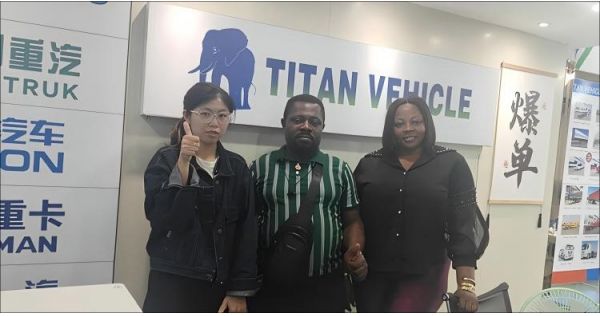 Los clientes ugandeses acuden a Titan Vehicle para comprar un remolque de 3 ejes con laterales abatibles