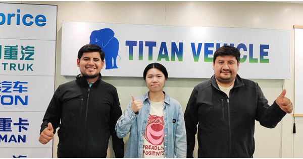 Cliente de Namibia acudió a TITAN Vehicle para comprar un remolque de plataforma de 40 pies