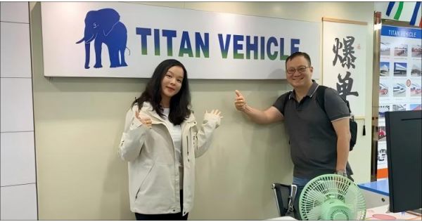 Cliente filipino visita TITAN para comprar un remolque de plataforma baja