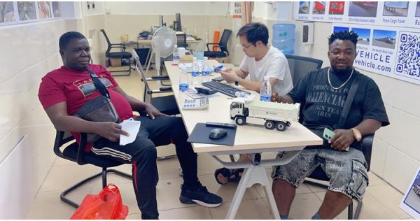 Clientes nigerianos vienen a TITAN para comprar Howo Dump Truck