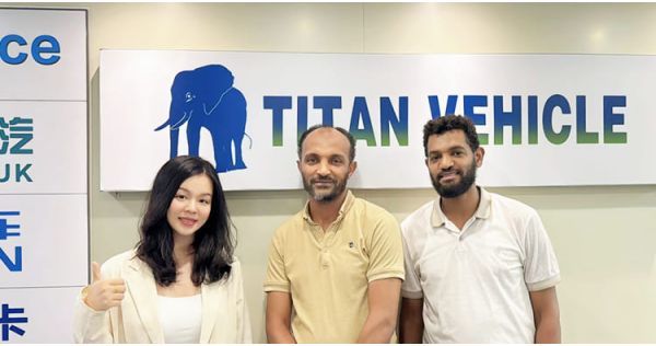 Los clientes del Congo acudieron a TITAN Vehicle para comprar un remolque de plataforma baja