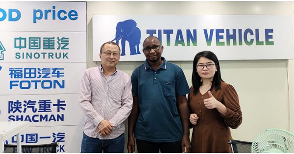 Los clientes de Zambia acudieron a TITAN Vehicle para comprar un remolque volquete