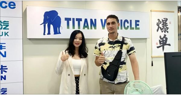Clientes de Guyana visitan Titan Vehicle para comprar un remolque de cuello de cisne plegable de tres ejes