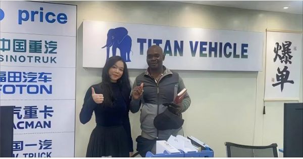 Un cliente de Senegal visita el vehículo Titan para un remolque de carga con valla de 2 ejes