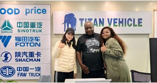 Un cliente de Guyana visita Titan para su semirremolque de plataforma baja