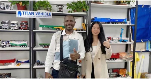 Cliente de Zimbabwe compra un remolque con paredes laterales de 60 toneladas de nuevo estilo 2025