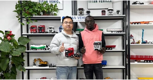 Un cliente de Zimbabwe encargó un remolque de plataforma baja de 4 ejes a Titan Vehicle