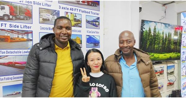 Clientes de Camerún visitan TITAN para adquirir un remolque de plataforma