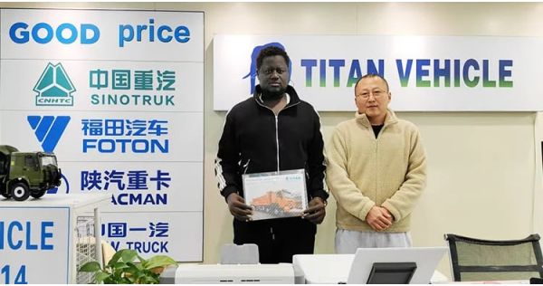 Un cliente de Guam acudió a TITAN Vehicle para comprar un camión volquete Shacman H3000 usado